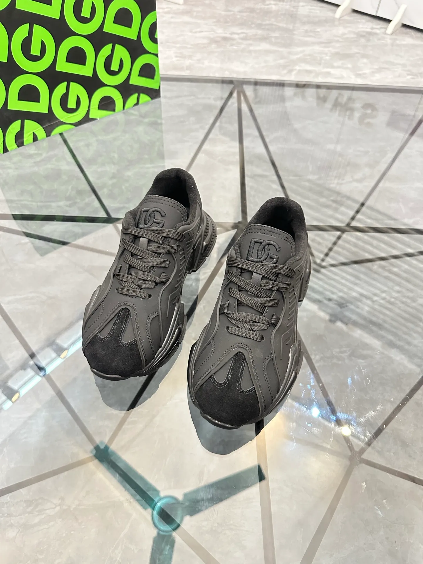 Men's shoes: 💰P560¥ Product trademark: DG "Dolce & Gabbana" low-top casual shoes Regular size: 35-44 (can be customized to 45.46) Couple style Product materials: Upper imported cowhide stitching original material, breathable lining, original outsole. Number: 803